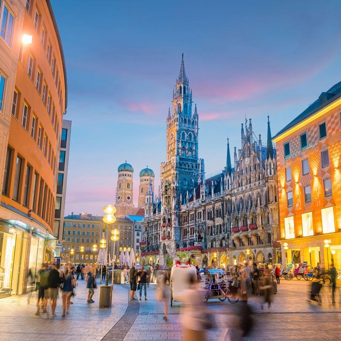 Skyline de Munich avec la Marienplatz et l'hôtel de ville | © Shutterstock 1476963884