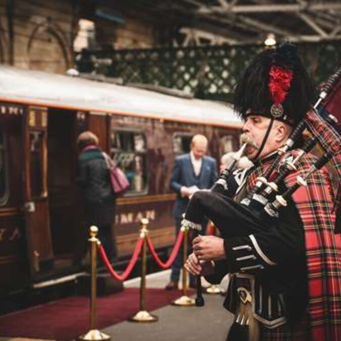 Bagpipers in front of the Royal Scotsman | © Belmond  l  Martin Scott Powell