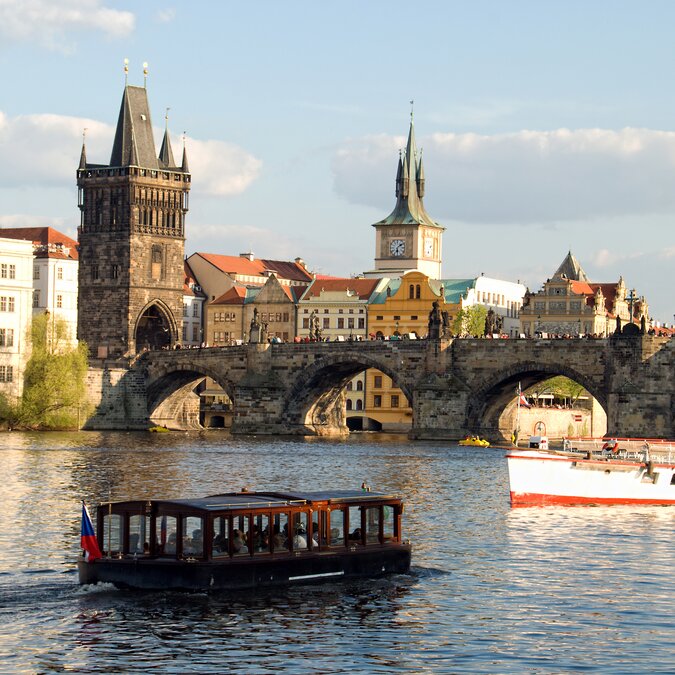 Das Ausflugsboot in Prag mit der Karlsbrücke | © Shutterstuck 583939735