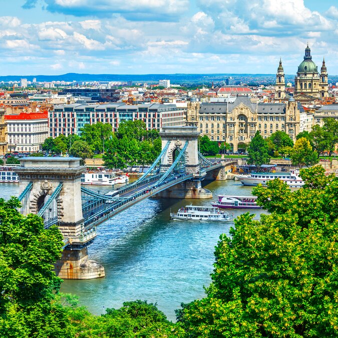 Chain Bridge over the Danube in Budapest | © Shutterstock 562412311