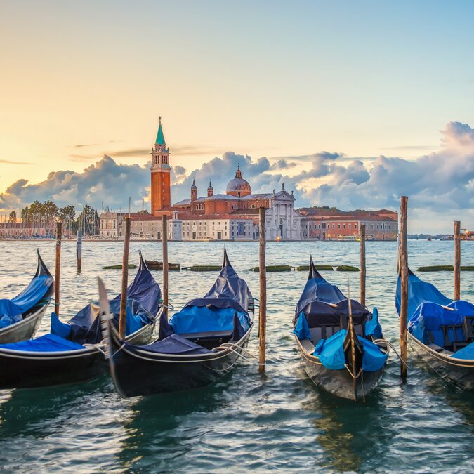 Gondole sur la place Saint-Marc avec l'église San Giorgio di Maggiore à Venise | © Shutterstock 572755276