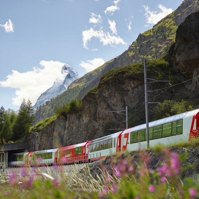 Glacier Express with the Matterhorn in the background | © Glacier Express / Stefan Schlumpf