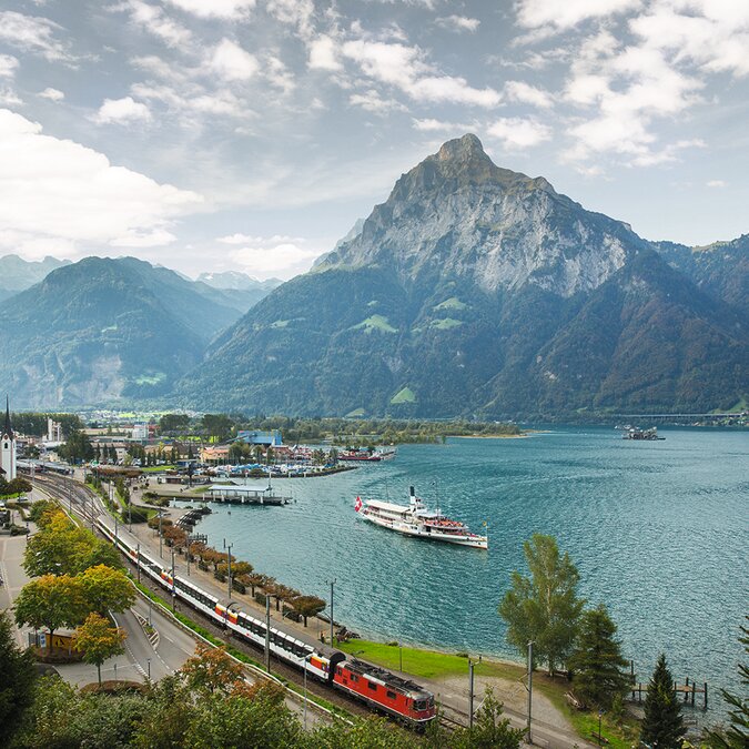 View of ship and train in Flüelen | © SBB CFF FFS