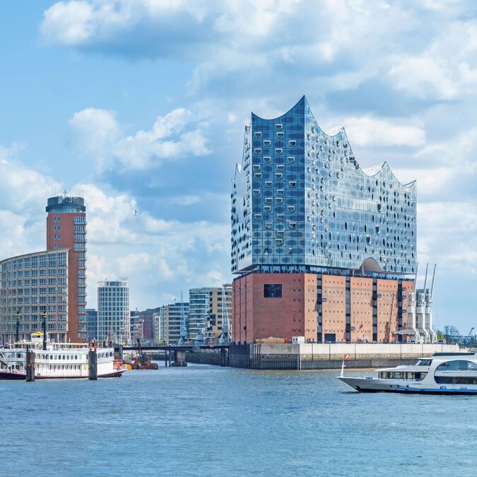 Vue de Hambourg sur la ville portuaire avec St. Michaelis Church et Elbe Philharmonic Hall | © Shutterstock 641329339