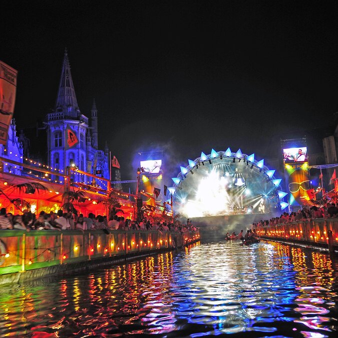 Night lights and festival stage during the Gentse Feesten along the Graslei in Ghent. | © Gentse Feesten