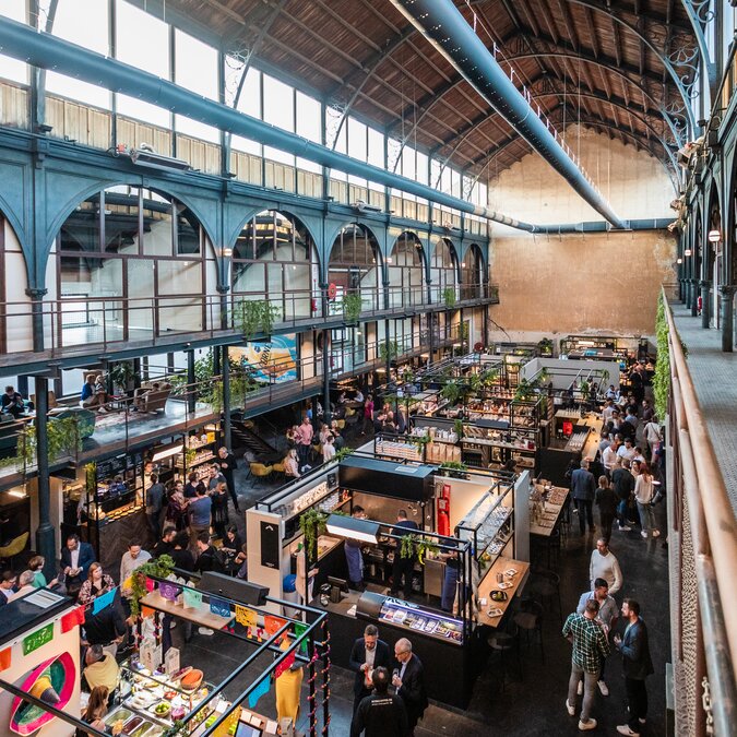 Markthalle De Vleeshalle mit vielen Ständen im belgischen Mechelen | © De Vleeshalle