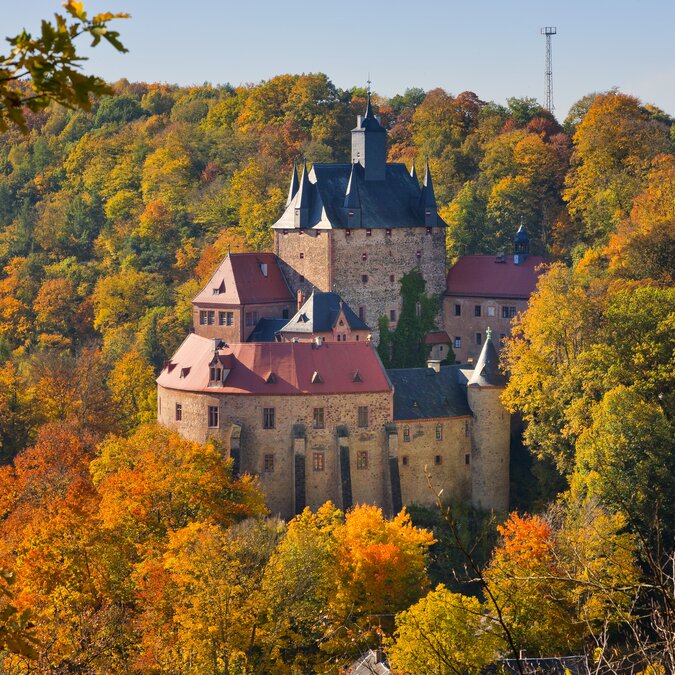 Kriebstein Castle in autumn, surrounded by colorful deciduous forest and autumnal nature. | © Sylvio Dittrich | Leipzig Travel