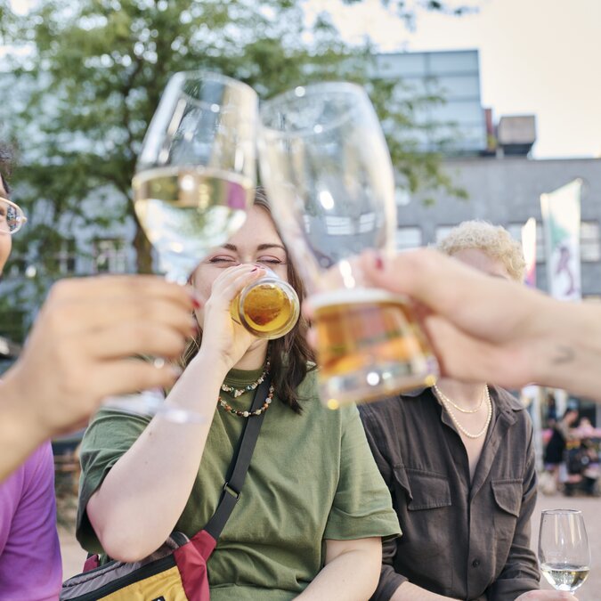 Gemütliches Beisammensein am OK Platz in Linz | © Linz Tourismus