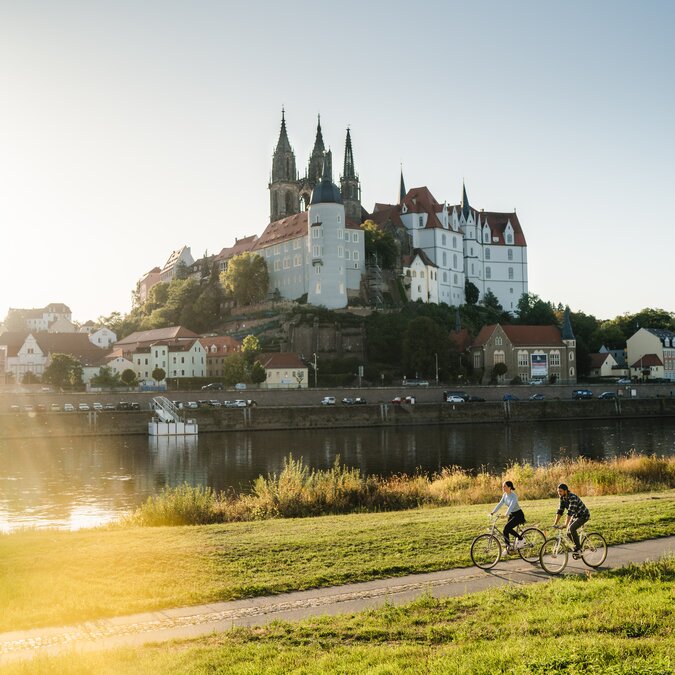 Radfahrende vor der Albrechtsburg in Meissen an der Elbe
 | © Erik Gross