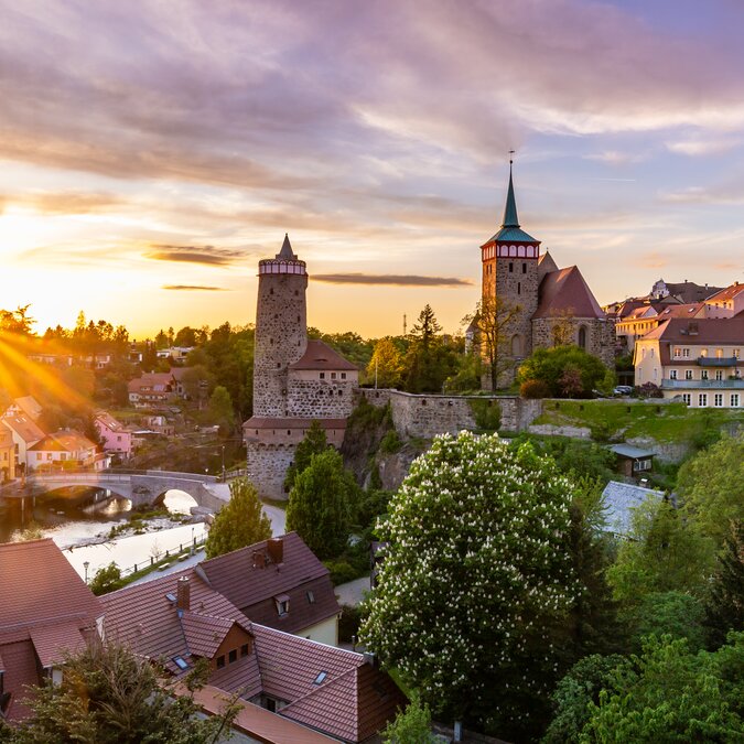 Historische Altstadt mit Türmen und Häusern bei Sonnenuntergang | © Sebastian Rose Fotografie