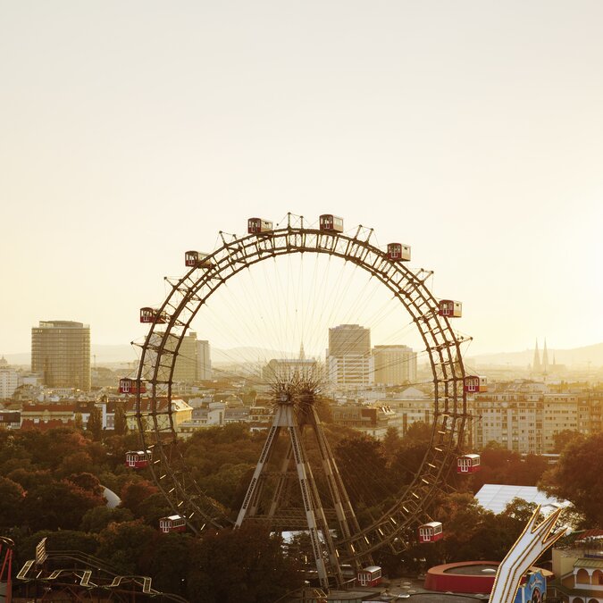 La grande roue du Prater avec la silhouette de Vienne en arrière-plan au crépuscule.  | © Wien Tourismus | Peter Rigaud