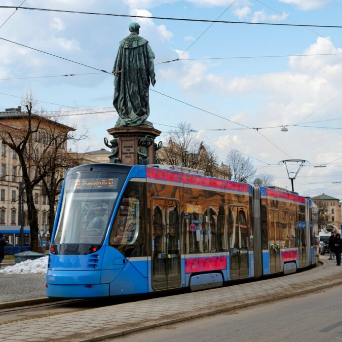 Scène d'un tramway s'arrêtant devant la statue du roi Maximalian par une journée d'hiver ensoleillée, à un beau coin de rue de la ville de Munich | © Shutterstock 1559941772