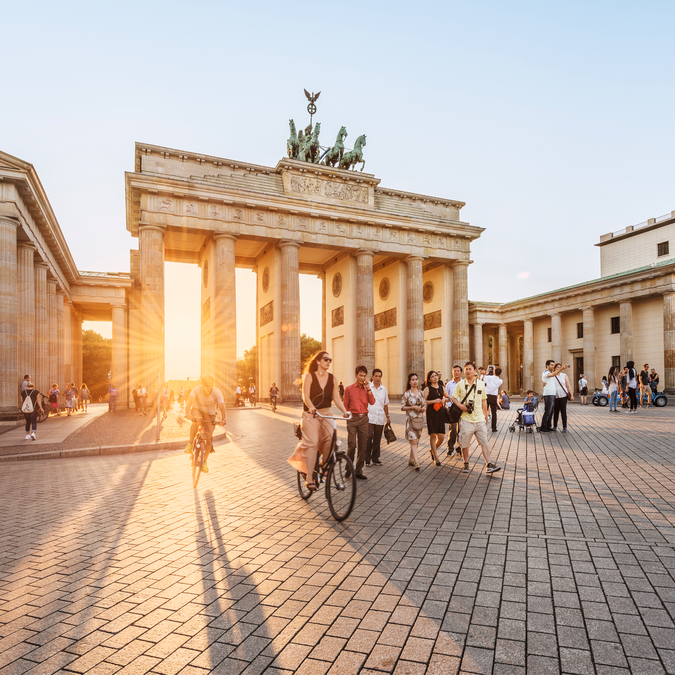 Square in front of the Brandenburg Gate with the gate in the background | © visitBerlin / Dagmar Schwelle