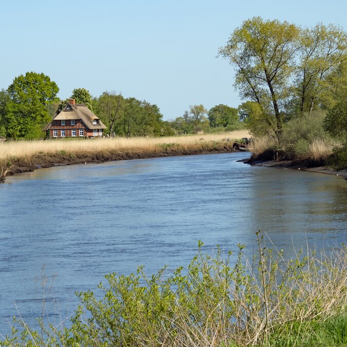 Maison traditionnelle au bord de la rivière Wümme dans la campagne de Blockland, un district de la ville de Brême
