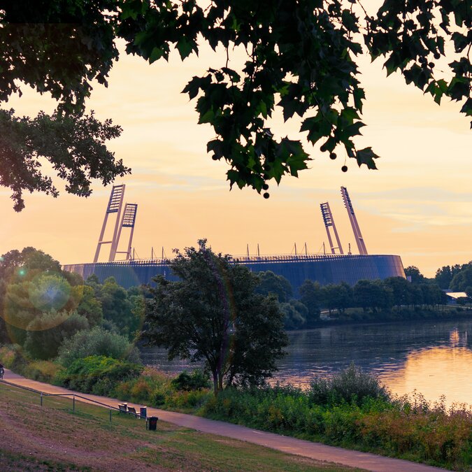 Le stade de football de Brême à Osterdeich à l'aube, là où la Weser décrit un grand arc | © shutterstock / 1159903330