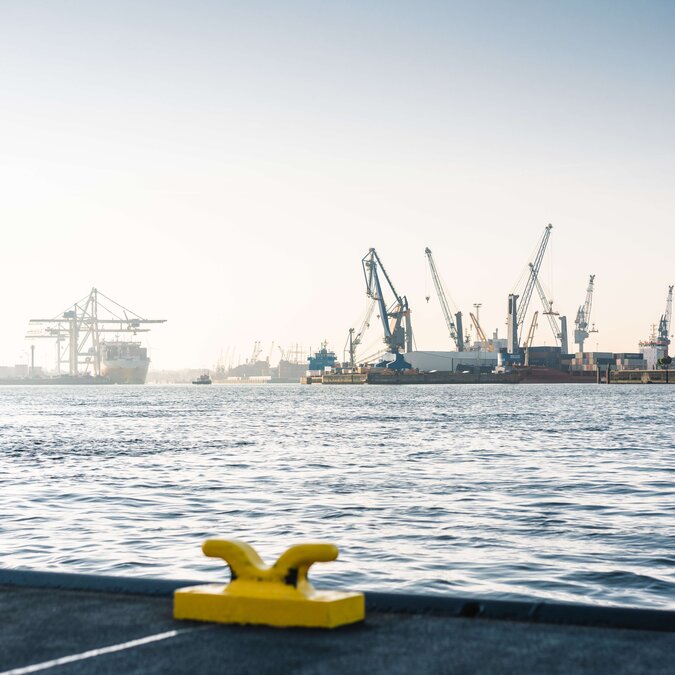 Port de Hambourg avec ponts roulants pour conteneurs