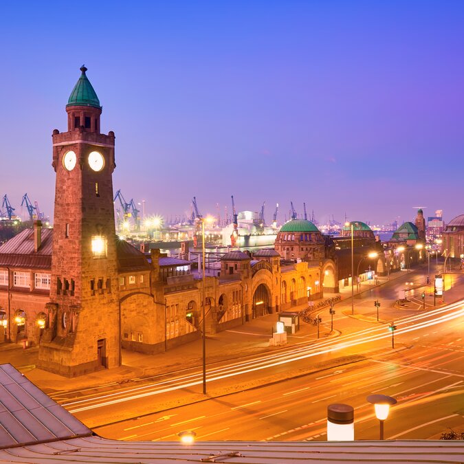 Illumine St. Pauli Piers à Hambourg, les jetées flottantes du port de Hambourg | © Shutterstock 17520111510