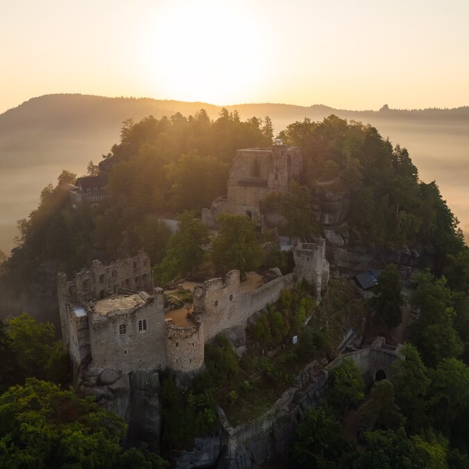 Oybin castle and monastery at dawn on a mountain | © TMGS Czech Vibes