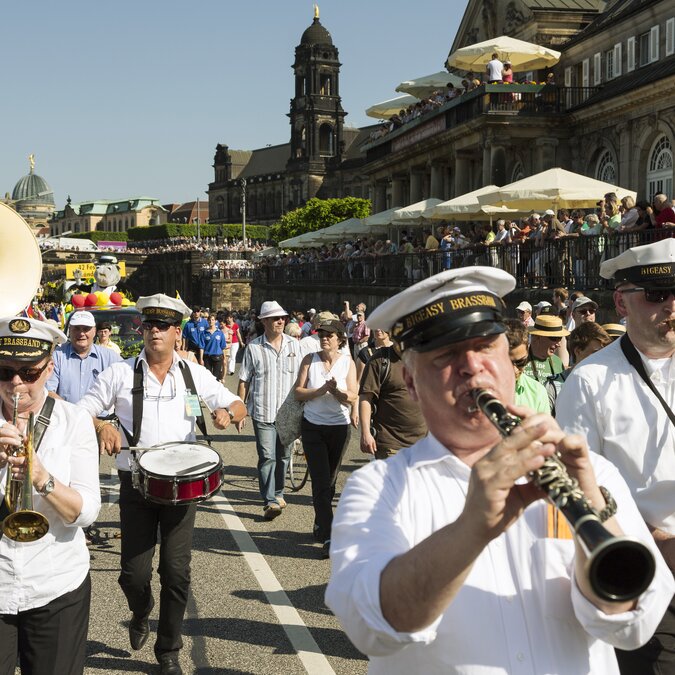 Brass musicians in uniform at a street parade | © Sven Doering Agentur Focus
