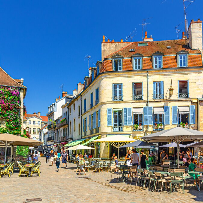 Place de la vieille ville de Dijon avec cafés et visiteurs | © Shutterstock 2546747245