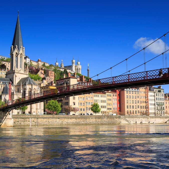 Le pont Saint Georges et l'église Saint Georges à Lyon | © Shutterstock 412637899