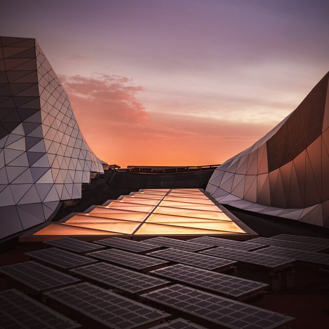 Détail du musée Confluence à Lyon, avec son style architectural unique et ses matériaux modernes en acier et en verre. Maquettes photovoltaïques et lumière orange sur l'écologie, l'alerte, l'électricité, l'évolution. | © Shutterstock 1559528492