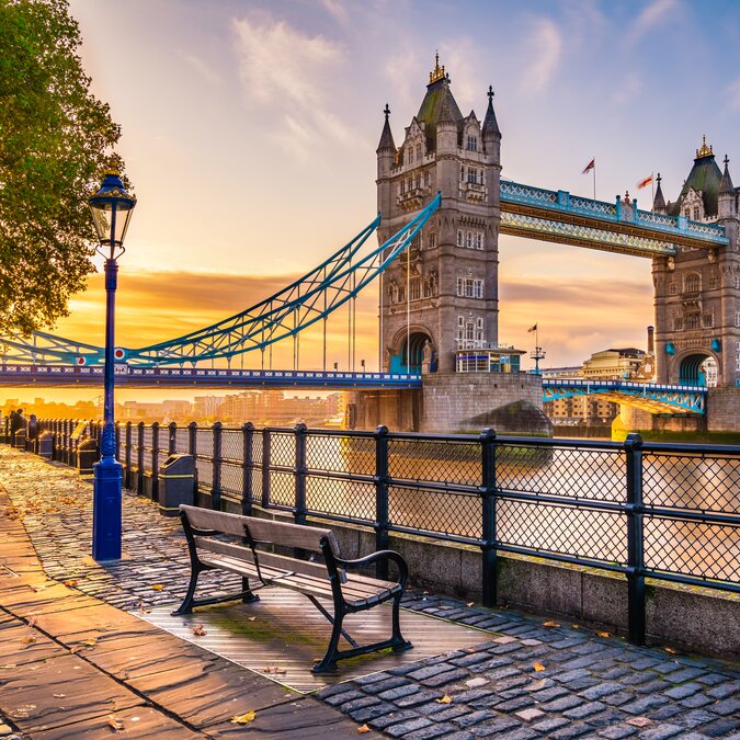Tower Bridge in autumn | © Shutterstock 1536941243