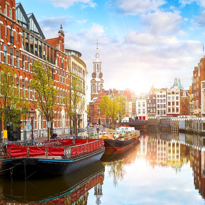 Canal à Amsterdam Pays-Bas Maisons et rivière Amstel Le célèbre symbole européen Vieux paysage urbain au coucher du soleil | © Shutterstock 2487675965