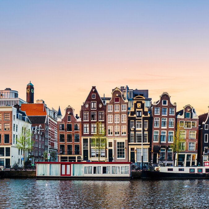 Maisons au bord du canal et péniches | © Shutterstock 2388532873