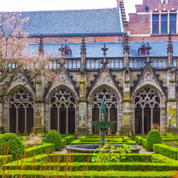 Utrecht Jardin historique du cloître à côté de la tour de la cathédrale | © shutterstock / 780518608
