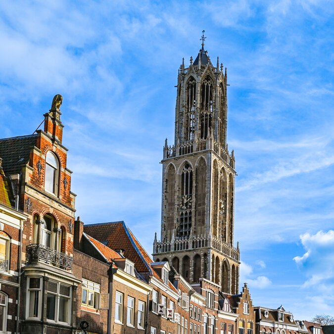 Utrecht centre historique avec son emblème, la Tour de la Cathédrale, sous un ciel bleu | © shutterstock / 2540505441