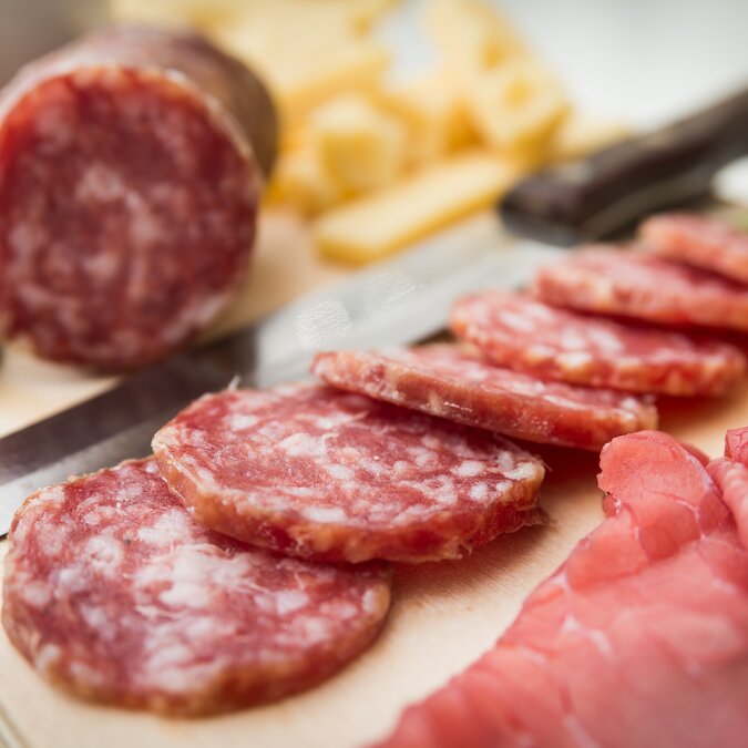Plateau de salami, bresaola et fromage, apéritifs italiens | © Shutterstock 585129178