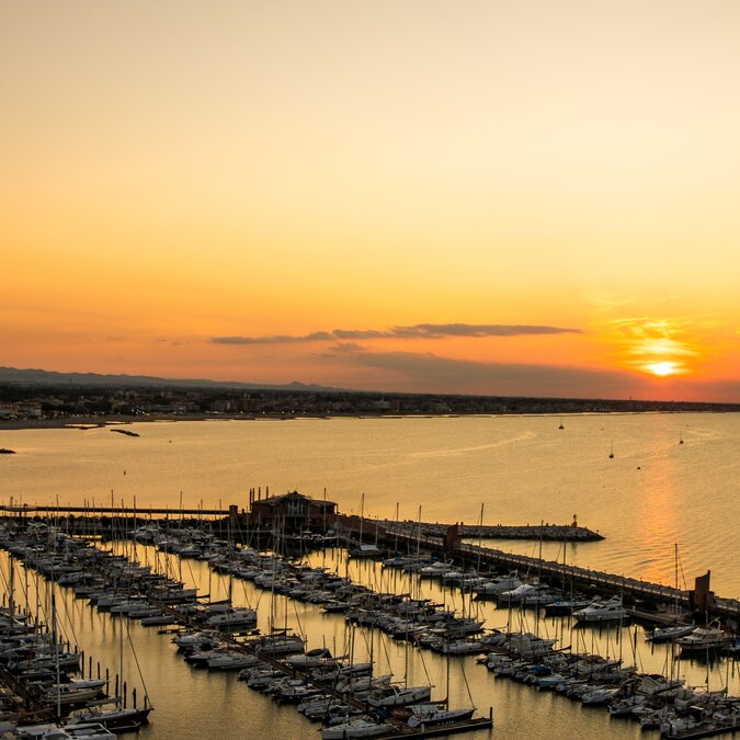 Sunset over the marina in Rimini | © shutterstock_2678304023