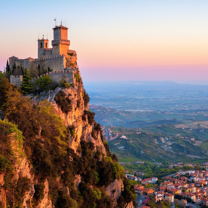 Fortress on a rocky cliff in San Marino overlooking the surrounding landscape. | © shutterstock_1381614365