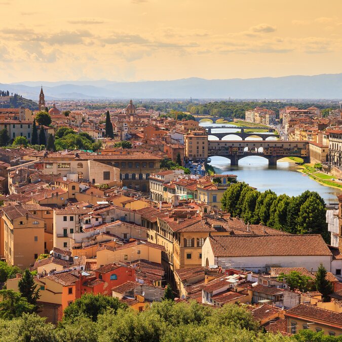 Cityscape of Florence with bridges over the river Arno | © Shutterstock 445227091
