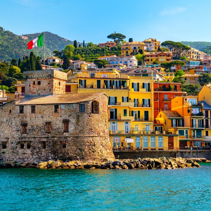 Vue de la ville de Rapallo depuis la mer avec des façades colorées | © shutterstock / 1327403477