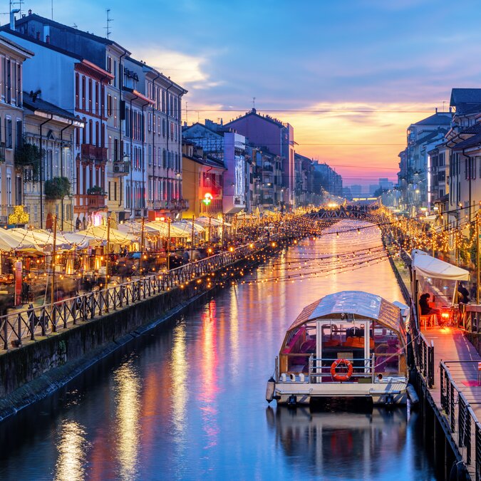 Canal Naviglio Grande à Milan, Italie, une zone touristique populaire, sur un coucher de soleil dramatique | © Shutterstock 1647378892