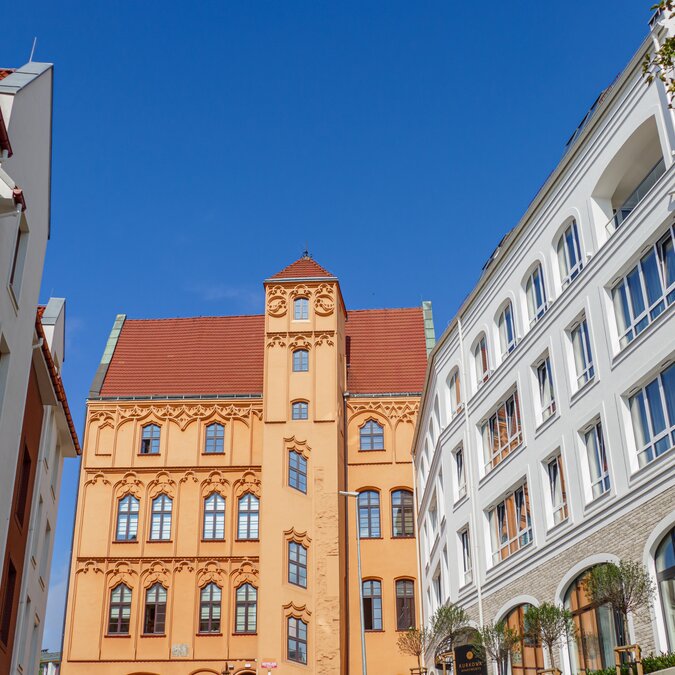 Historic buildings on Kurkowa Street in Nadodrze, Wrocław, Poland | © shutterstock_2423211825