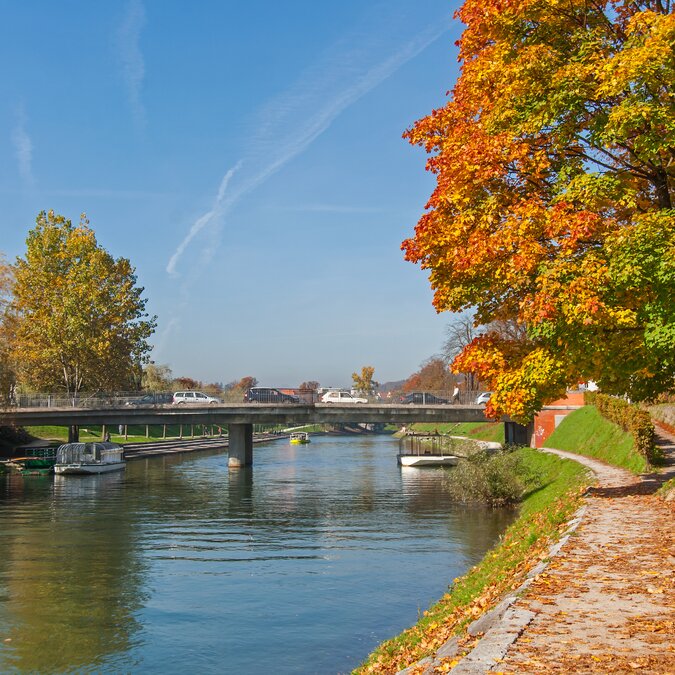Walk along the riverbank and red-coloured trees in autumn | © shutterstock / 161871518