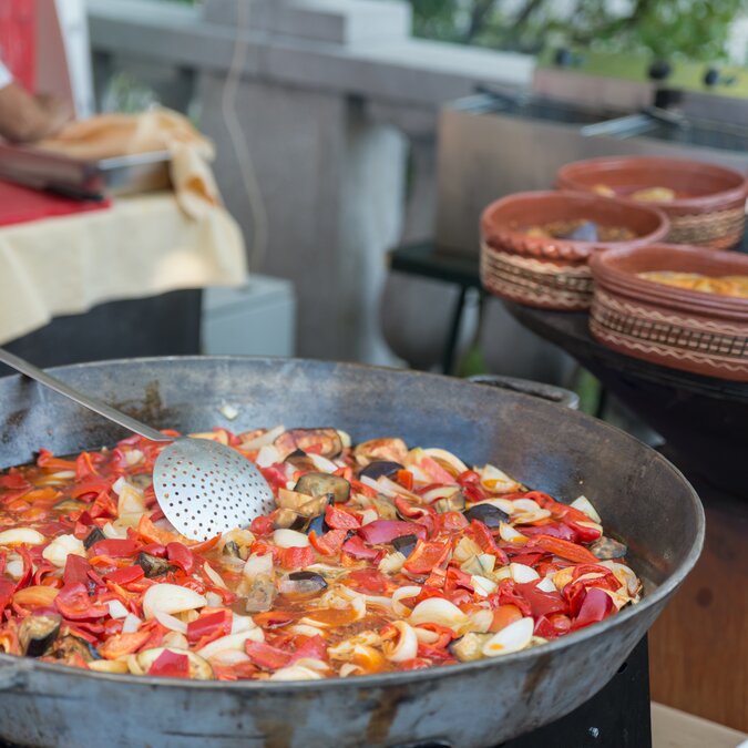 Large pan with vegetables at the Open Kitchen Festival in Ljubljana | © shutterstock / 1081703786