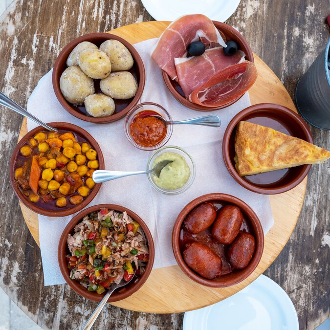 Meals of six tapas on a terrace | © Shutterstock 2134161569