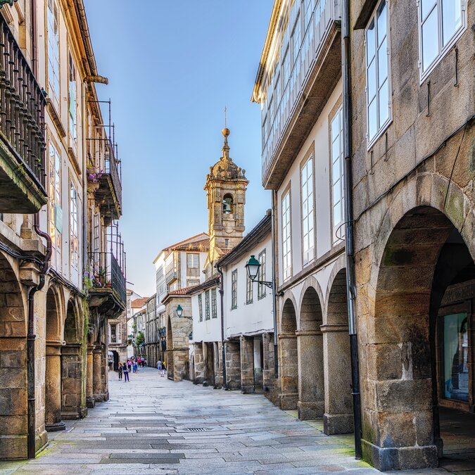 Pedestrian street in old town Santiago de Compostela | © Shutterstock 1139116661