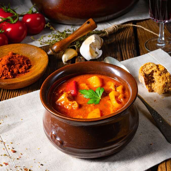 Assiette de soupe de goulash hongroise | © shutterstock / 2091188365